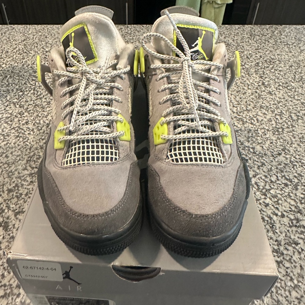 Jordan 4 “neon” size 6Y girl size with box